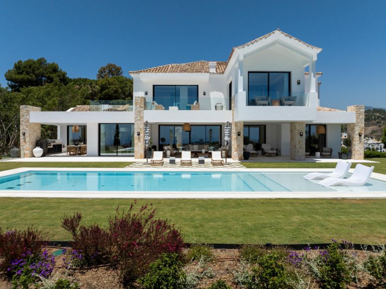 New built villa in Andalucian style featuring panoramic views and an indoor swimming pool!