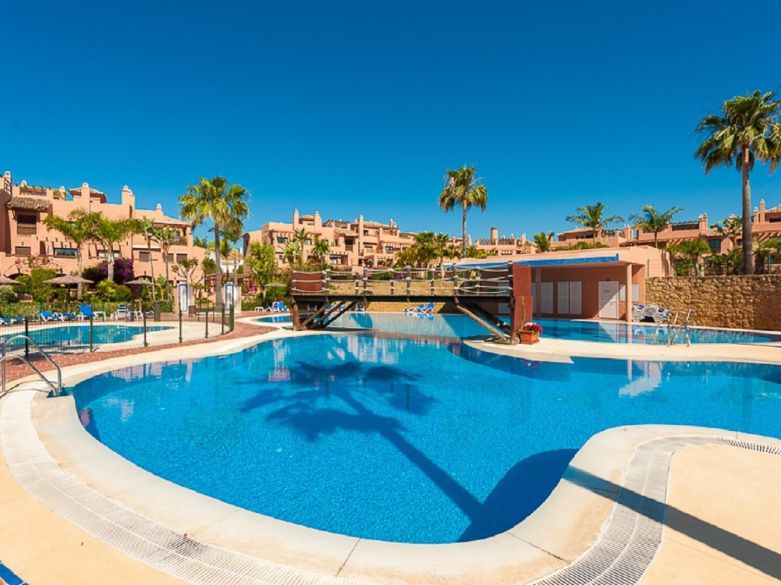 Exquisite beachside penthouse with a sprawling solarium terrace!