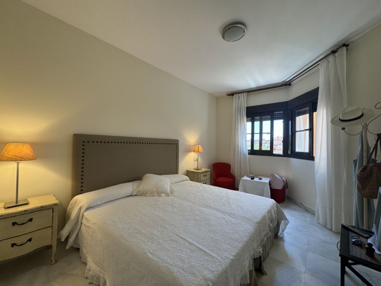 Exquisite beachside penthouse with a sprawling solarium terrace!