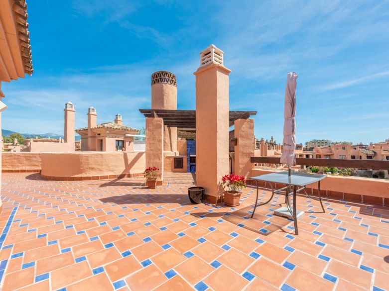 Exquisite beachside penthouse with a sprawling solarium terrace!