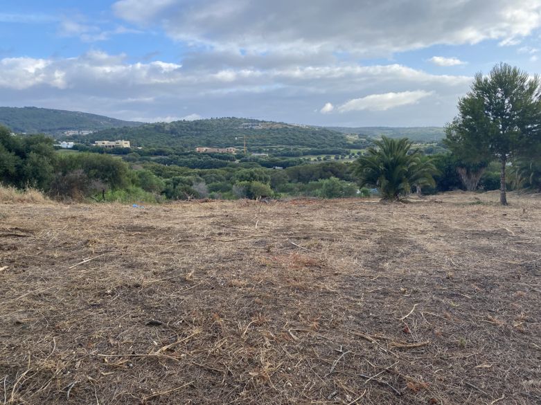 Parcela para una gran villa cerca de los campos de golf La Reserva y Valderrama en Sotogrande!