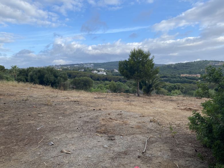 Parcela para una gran villa cerca de los campos de golf La Reserva y Valderrama en Sotogrande!