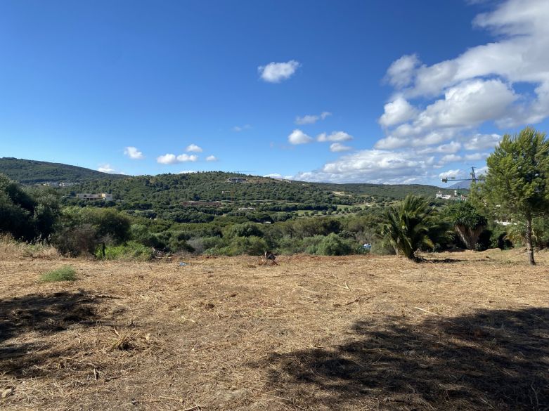 Parcela para una gran villa cerca de los campos de golf La Reserva y Valderrama en Sotogrande!