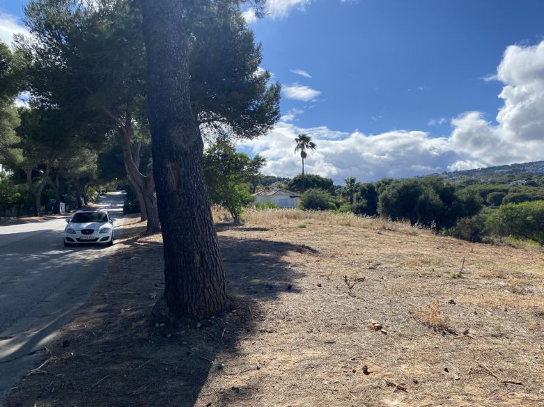 Parcela para una gran villa cerca de los campos de golf La Reserva y Valderrama en Sotogrande!