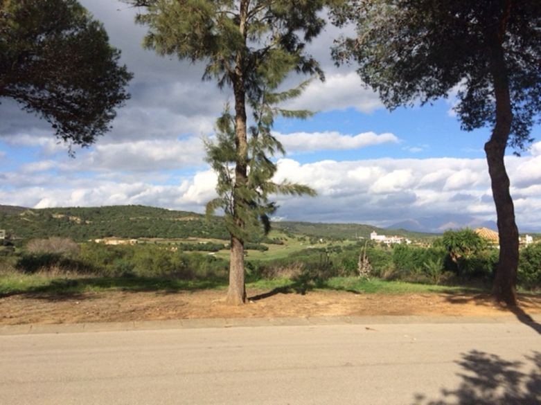 Parcela para una gran villa cerca de los campos de golf La Reserva y Valderrama en Sotogrande!