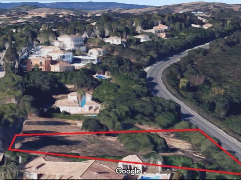 Parcela para una gran villa cerca de los campos de golf La Reserva y Valderrama en Sotogrande!