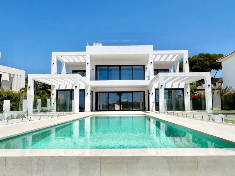 Villa nueva con vistas al mar en la playa de Elviria!