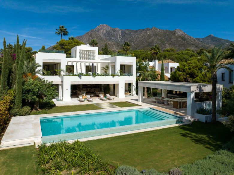 Spectaculaire villa toute neuve dans l'urbanisation fermée Altos Reales au-dessus de la ville de Marbella!
