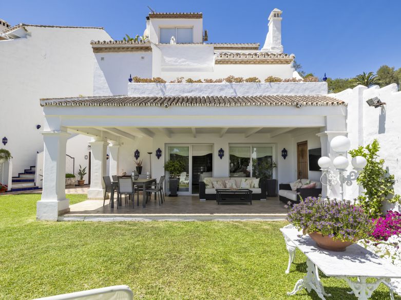 Spacious townhouse in lower Nueva Andalucia, close to Puerto Banus!