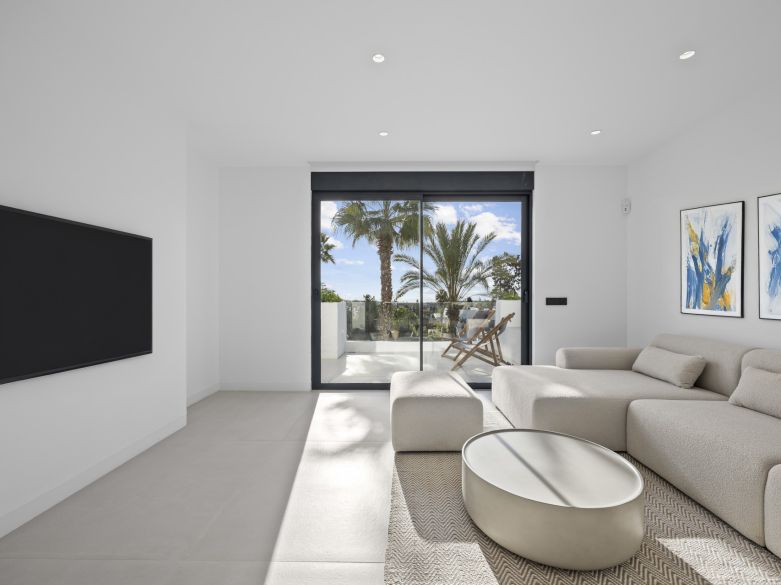 Nuevos y modernos áticos con vistas al mar en una zona establecida de El Paraíso, Estepona