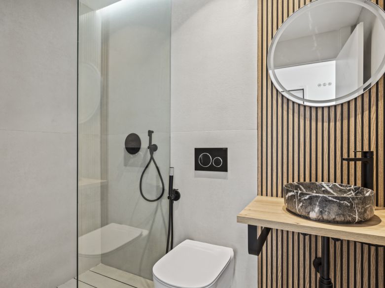 Nuevos y modernos áticos con vistas al mar en una zona establecida de El Paraíso, Estepona