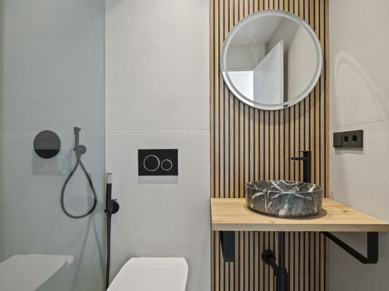 Nuevos y modernos áticos con vistas al mar en una zona establecida de El Paraíso, Estepona