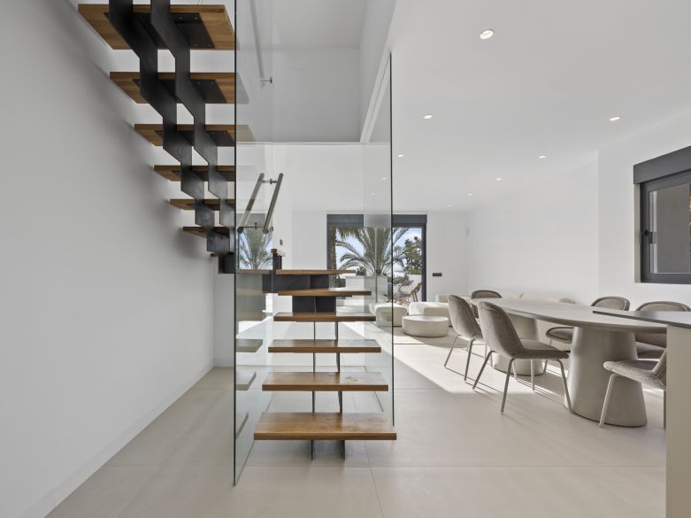 Nuevos y modernos áticos con vistas al mar en una zona establecida de El Paraíso, Estepona