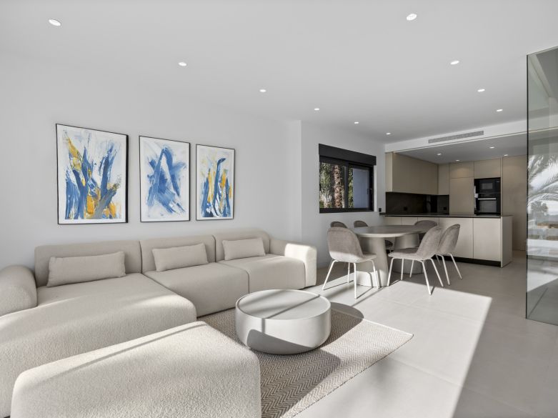 Nuevos y modernos áticos con vistas al mar en una zona establecida de El Paraíso, Estepona