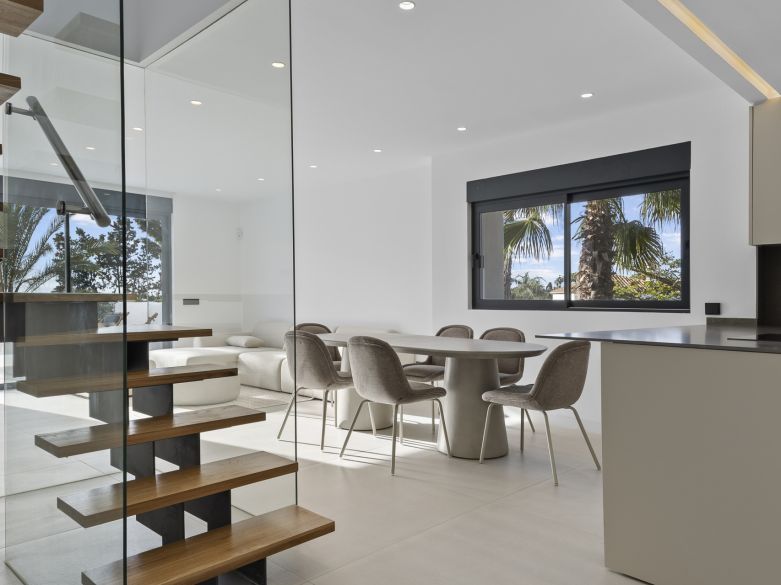 Nuevos y modernos áticos con vistas al mar en una zona establecida de El Paraíso, Estepona