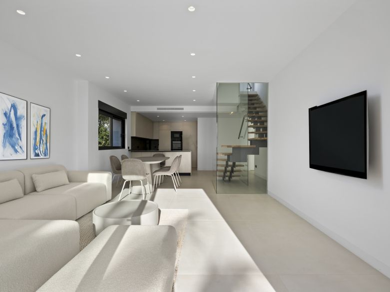 Nuevos y modernos áticos con vistas al mar en una zona establecida de El Paraíso, Estepona