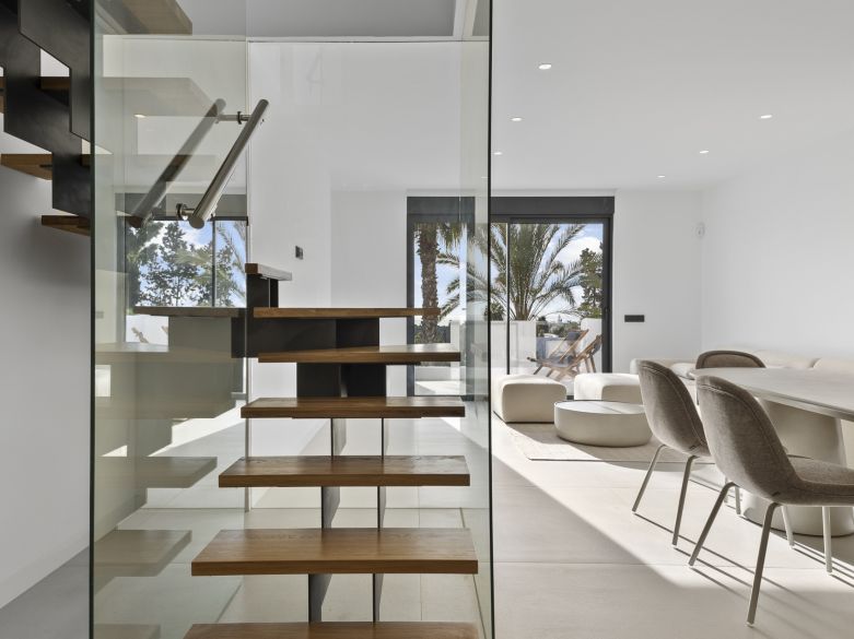 Nuevos y modernos áticos con vistas al mar en una zona establecida de El Paraíso, Estepona