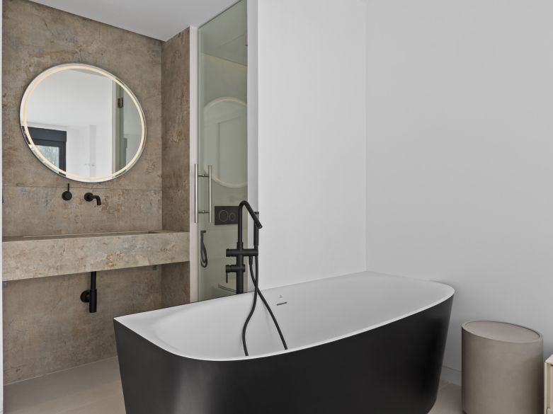 Nuevos y modernos áticos con vistas al mar en una zona establecida de El Paraíso, Estepona