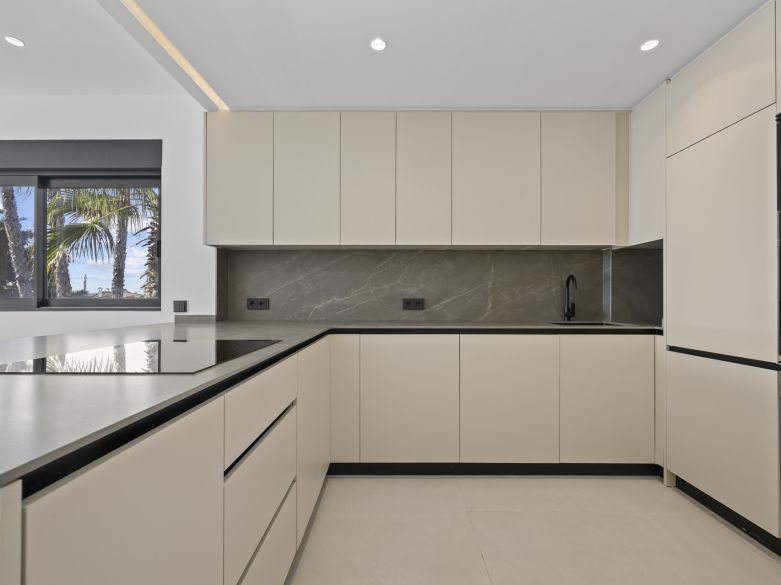 Nuevos y modernos áticos con vistas al mar en una zona establecida de El Paraíso, Estepona