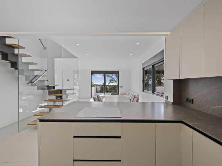 Nuevos y modernos áticos con vistas al mar en una zona establecida de El Paraíso, Estepona