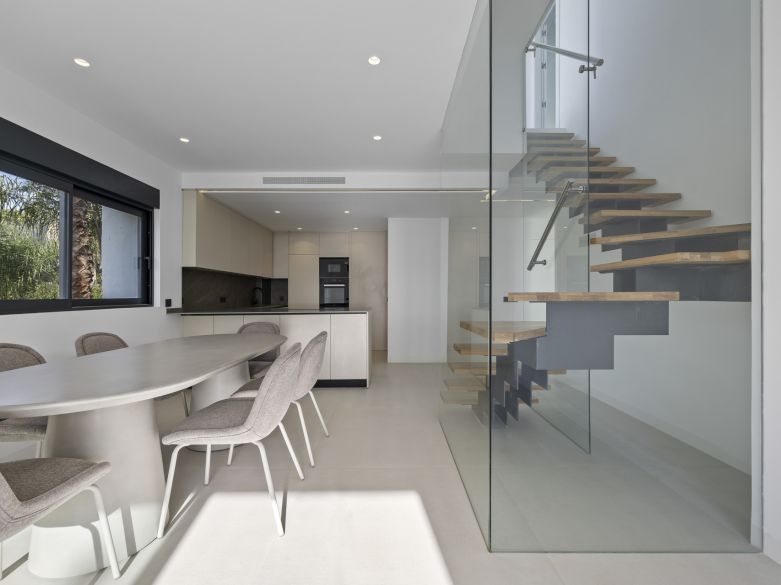 Nuevos y modernos áticos con vistas al mar en una zona establecida de El Paraíso, Estepona