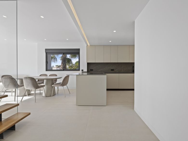 Nuevos y modernos áticos con vistas al mar en una zona establecida de El Paraíso, Estepona