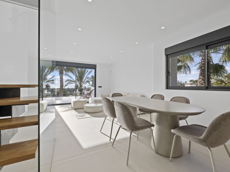 Nuevos y modernos áticos con vistas al mar en una zona establecida de El Paraíso, Estepona