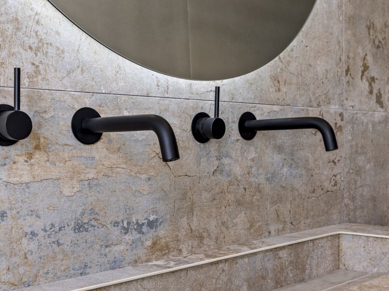 Nuevos y modernos áticos con vistas al mar en una zona establecida de El Paraíso, Estepona