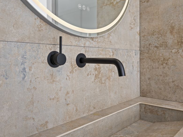 Nuevos y modernos áticos con vistas al mar en una zona establecida de El Paraíso, Estepona