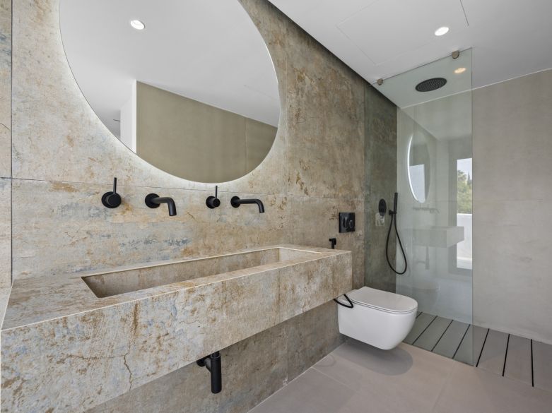 Nuevos y modernos áticos con vistas al mar en una zona establecida de El Paraíso, Estepona