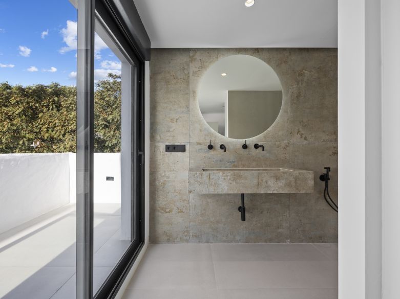 Nuevos y modernos áticos con vistas al mar en una zona establecida de El Paraíso, Estepona