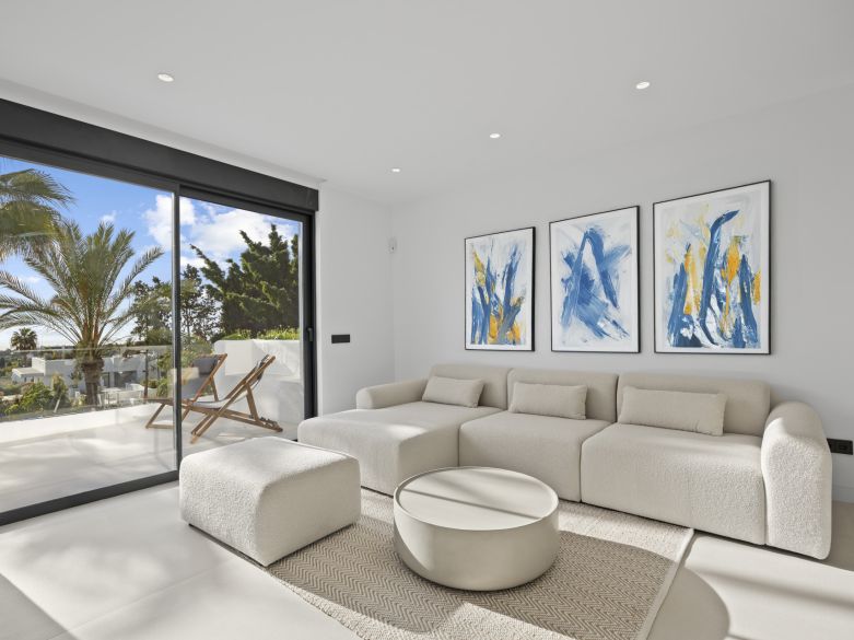 Nuevos y modernos áticos con vistas al mar en una zona establecida de El Paraíso, Estepona