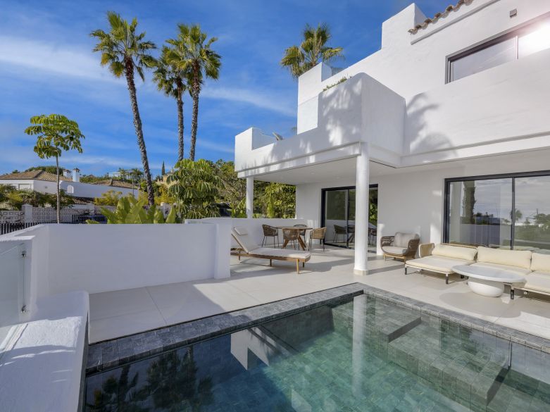 New and modern penthouses with sea views in an established area of El Paraiso, Estepona
