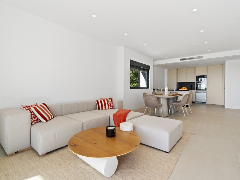 Nuevos y modernos áticos con vistas al mar en una zona establecida de El Paraíso, Estepona