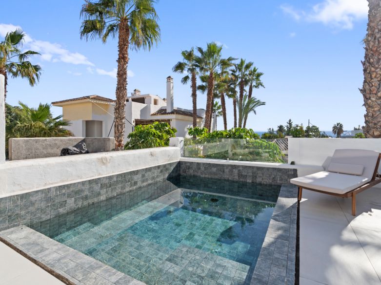 Nuevos y modernos áticos con vistas al mar en una zona establecida de El Paraíso, Estepona