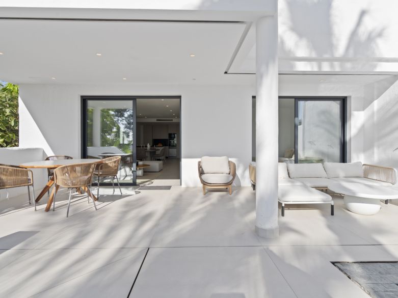 Nuevos y modernos áticos con vistas al mar en una zona establecida de El Paraíso, Estepona