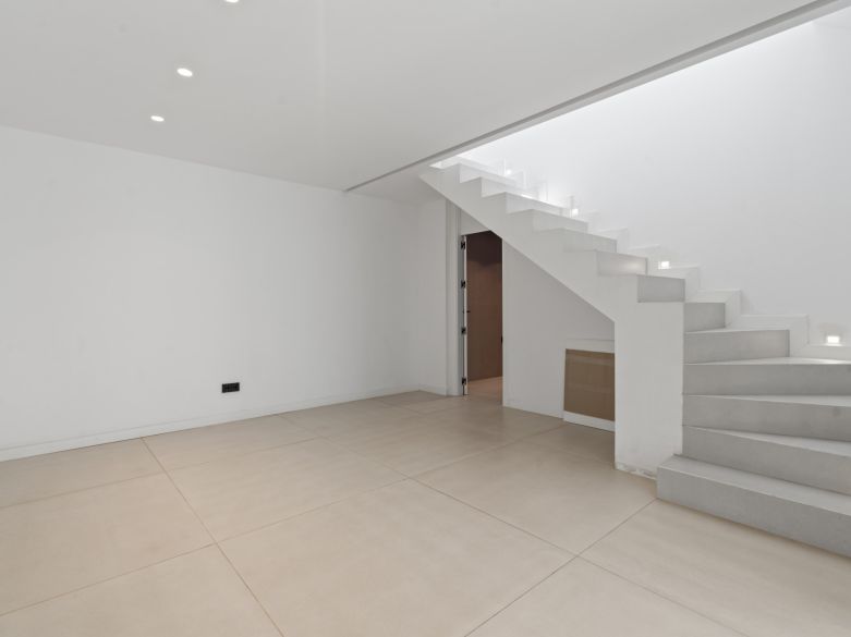 Nuevos y modernos áticos con vistas al mar en una zona establecida de El Paraíso, Estepona