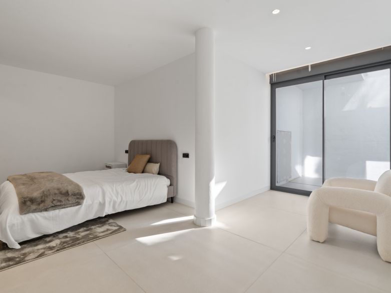 Nuevos y modernos áticos con vistas al mar en una zona establecida de El Paraíso, Estepona