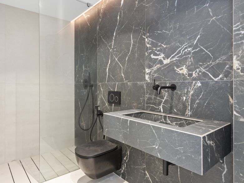 Nuevos y modernos áticos con vistas al mar en una zona establecida de El Paraíso, Estepona