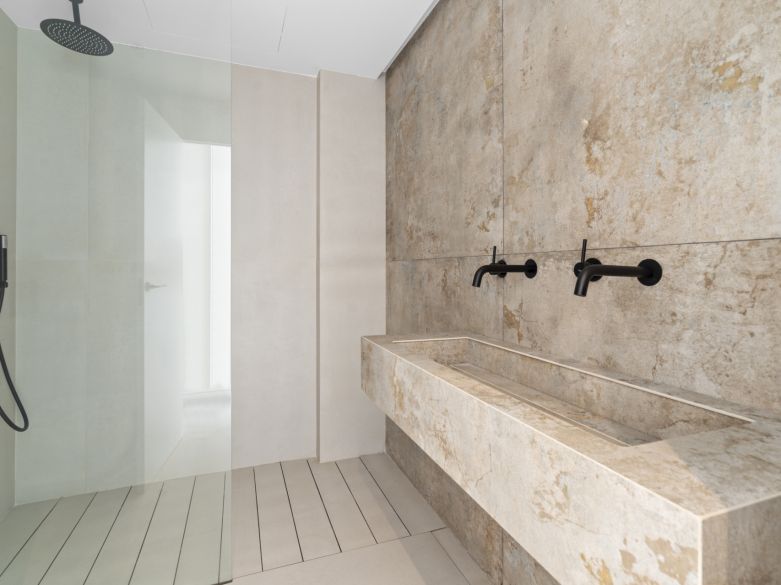 Nuevos y modernos áticos con vistas al mar en una zona establecida de El Paraíso, Estepona