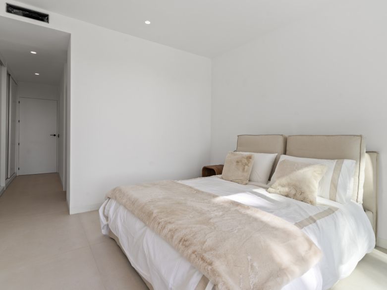 Nuevos y modernos áticos con vistas al mar en una zona establecida de El Paraíso, Estepona