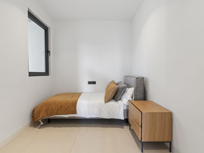 Nuevos y modernos áticos con vistas al mar en una zona establecida de El Paraíso, Estepona