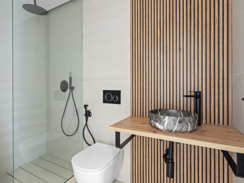 Nuevos y modernos áticos con vistas al mar en una zona establecida de El Paraíso, Estepona