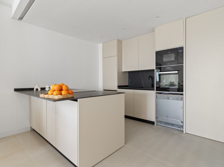 Nuevos y modernos áticos con vistas al mar en una zona establecida de El Paraíso, Estepona