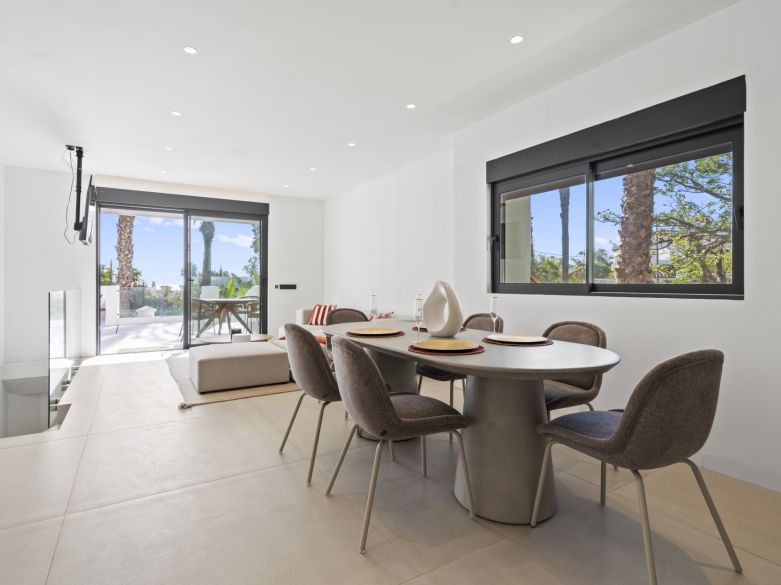 Nuevos y modernos áticos con vistas al mar en una zona establecida de El Paraíso, Estepona