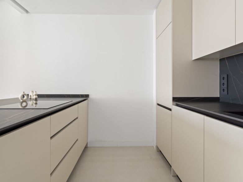 Nuevos y modernos áticos con vistas al mar en una zona establecida de El Paraíso, Estepona