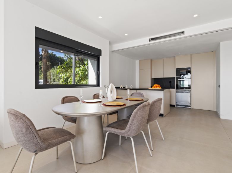 Nuevos y modernos áticos con vistas al mar en una zona establecida de El Paraíso, Estepona