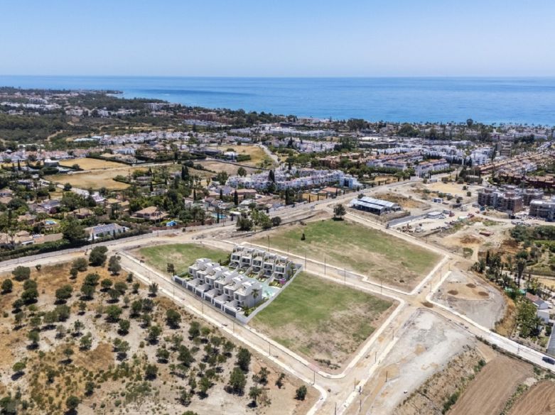 Brand new townhouses with private swimming pool next to Los Flamingos Golf Resort!