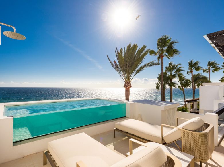 Luxurious frontline beach penthouse in Persian Gardens, in front of the Hotel Puente Romano in Marbella.