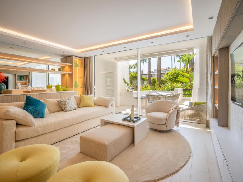 Apartamento de jardín reformado en Persian Gardens, frente al Hotel Puente Romano en Marbella.
